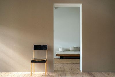 色と質感で雰囲気を変えられるベージュの可動壁 - アンスピラシオン (Anspiration)  光に包まれた北欧の家の室内の写真