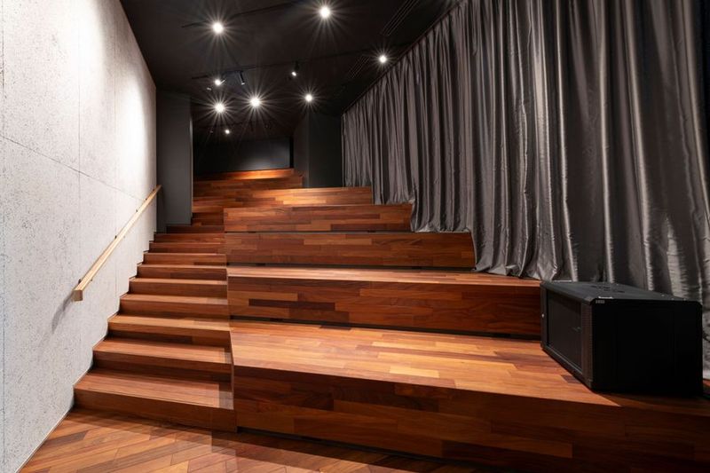 階段室（たまりば） - 渋谷アクシュ　階段室（たまりば）