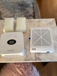 【ネイル用 】ライト/ 集塵機ダスティ/ アームレスト - アップルマインド レンタルサロン(フェイシャル/ネイル/まつ毛/アロマに最適)の設備の写真