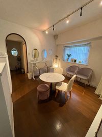 【待合室】テーブル1個、イス4脚、スツール1個 - アップルマインド レンタルサロン(フェイシャル/ネイル/まつ毛/アロマに最適)の室内の写真