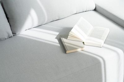 ソファでの商品撮影も - Blend Living 【Blend Living】シンプルなデザインの自然光スタジオの室内の写真