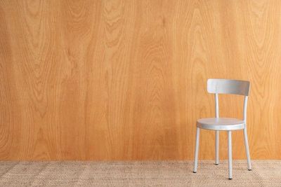ブラウンラグと、木目の移動壁
 - Blend Living 【Blend Living】シンプルなデザインの自然光スタジオの室内の写真
