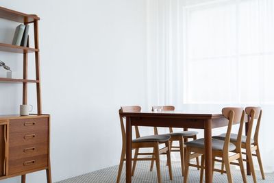 ダイニングセット - Blend Living 【Blend Living】シンプルなデザインの自然光スタジオの室内の写真