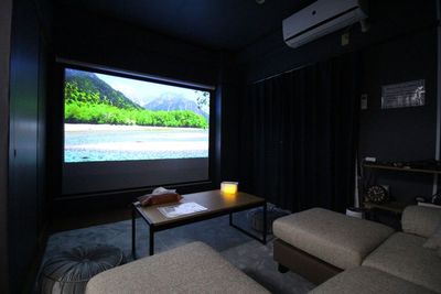 カーテンは遮光１級で昼間でもばっちし映ります！
映像も音響も最高で雰囲気グッド👍 - ホームシネマ南宮崎 ホームシネマ南宮崎🎥駐車場1台あり🚙南宮崎駅徒歩8分🚶の室内の写真
