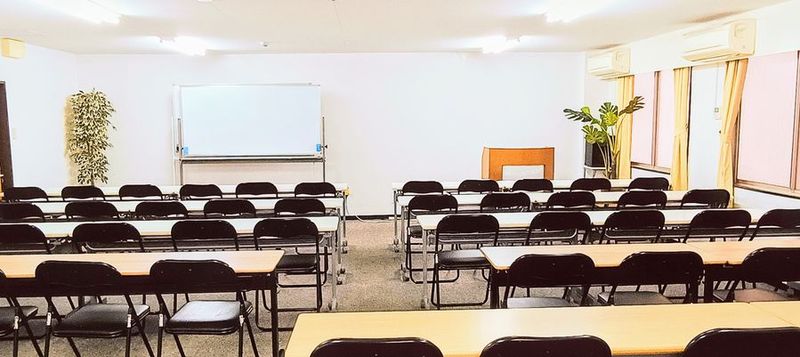 【最大55名(54席＋演台)70㎡】55人貸会議室3階308号室 - 淀屋橋セミナーセンター