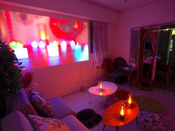 １００インチ４K高精細プロジェクターでシネパーティも。高い位置に設置しているので人が通っても遮られません。 - スペースボン スペースボン　上前津 Gemini 【５名以上　人数別料金】の室内の写真