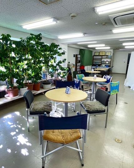 【ワークショップ型】
通常はこの形です。ご利用時は、ご自由にカスタマイズしてください。
ご利用後は、こちらの形にお戻しください。 - レンタルスペース【wit.】の室内の写真