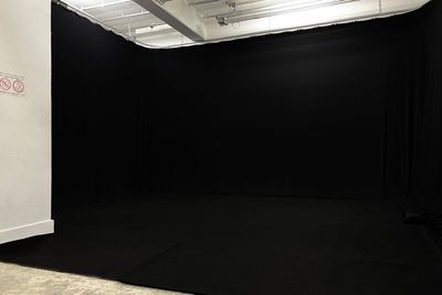 黒バック - スタジオキコリ 大型の白ホリ＋廃墟風スペースのレンタル撮影スタジオの室内の写真