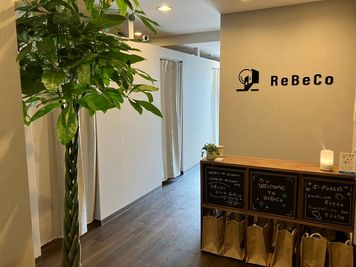 店内入口 - 【ReBeCo】現役サロン運営｜静かで落ち着いた施術環境 レンタルサロン（施術用ベッド・タイ古式マット）の室内の写真