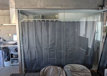 ご要望を受け、お手洗いには目隠しカーテンを設置しています。 - エクセルシオールスペース南池袋店 ✨ゴミ捨て無料✨コンクリート打ちっ放し|女子会・パーティー🍷の室内の写真
