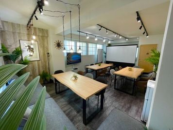 ボードゲームスタイル。
3つのテーブル（8人掛け）に分割してのレイアウト。 - Meetig Space LUX秋葉原 New！秋葉原3分♪アルコール飲食OKの懇親会もできる会議室♪の室内の写真