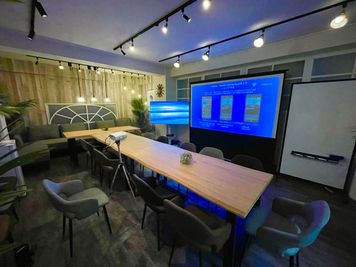 100インチプロジェクター使用例。
（プロジェクタはより明るく綺麗なEPSON製の超短焦点ビジネスプロジェクタに変更しております♪） - Meetig Space LUX秋葉原 New！秋葉原3分♪アルコール飲食OKの懇親会もできる会議室♪の室内の写真