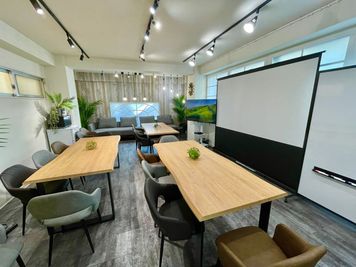 セミナースタイル。TVモニター又はプロジェクターでのプレゼンが可能です。 - Meetig Space LUX秋葉原 New！秋葉原3分♪アルコール飲食OKの懇親会もできる会議室♪の室内の写真