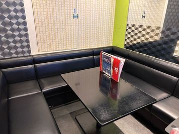 カラオケビッグエコー　御茶ノ水店 《9～10名用》会議・打ち合わせ用ワークルーム【サイズL】の室内の写真