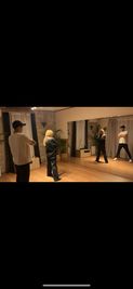 講師1名
生徒3名
まで可能。
ジャズダンスのように手を大きく拡げる振り付けは天井梁にお気を付けください。 - レンタルスペース　アルター ダンスレッスンスタジオの室内の写真
