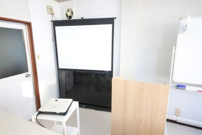 自立型の可動式プロジェクターがあります。可動式なので、自由にレイアウトできるのがポイントです！ - 水口ビル 水口ビル4F（マルチルーム）の設備の写真