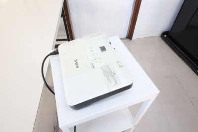 室内にはプロジェクターを用意しています。ビジネス用途の高ルーメンのモデルなので、蛍光灯をつけたままでも映像を視認できます。 - 水口ビル 水口ビル4F（マルチルーム）の設備の写真