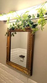 トイレはゴージャスな鏡でお出迎え - レンタルサロンRainbow 赤羽店（Large） salonの室内の写真