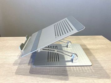 貸出品のPCスタンドです。 - VORT SPACE(ボルトスペース)大宮　貸会議室 No.204オンライン会議室(定員1名)の設備の写真