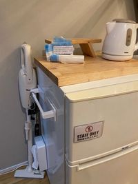 大森レンタルサロンsakura　冷蔵庫・掃除機（電気ケトルは黒色に新調） - 大森レンタルサロンsakura 【レンタルサロン】エステサロンなどをやりたい方の設備の写真