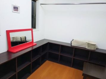 ロッカーが壁沿いに並んだ2m×3mの更衣室は、少人数の集まりにもお使いいただけます。 - スタジオガーデンズ　ラベンダースタジオ スタジオ・ガーデンズ：ラベンダースタジオ（相模原）の設備の写真