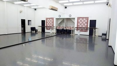 13m×6ｍ（天井高5m弱）の広いスタジオです。大きい鏡が２面分あります。移動式のバレエバーが４本、奥にはグランドピアノと音響設備があります。 - スタジオガーデンズ　ラベンダースタジオ スタジオ・ガーデンズ：ラベンダースタジオ（相模原）の室内の写真