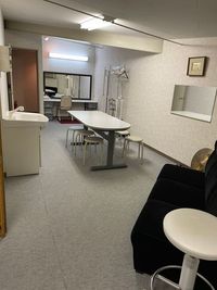 ２階、15帖　会議室、鏡３つあり、WC洗面所あり　椅子２０脚、ベッド１個　サロンOK - リボン　イグレシア（マエストロ) レンタルスペース,子供、ママ会、家族会、ダンス発表会等にの室内の写真