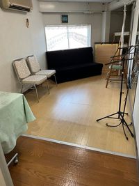 ２階　３人掛けソファ、椅子２脚以上　机、棚等　約６帖 - リボン　イグレシア（マエストロ) レンタルスペース,子供、ママ会、家族会、ダンス発表会等にの室内の写真