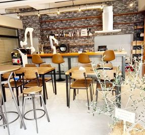 １Fカフェスペースです。 - STAR☆ROBOX シェアキッチン&プライベートカフェスペースStar☆ROBOXの室内の写真