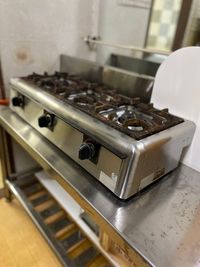 キッチン３部屋の内の１部屋、ガスコンロ５、水場２、食器類常備 - リボン　イグレシア（マエストロ) レンタルスペース,子供、ママ会、家族会、ダンス発表会等にの室内の写真