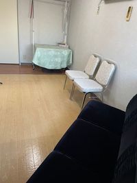 ２階　６帖の間　３人掛けのソファ、ミーティング等にいかがでしょうか
 - リボン　イグレシア（マエストロ) レンタルスペース,子供、ママ会、家族会、ダンス発表会等にの室内の写真