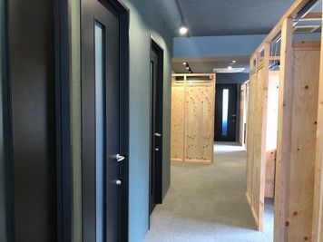エントランス入って、右手の一番奥の個室です - 神戸駅前コワーキングスペース Suki_ma（スキマ） 【R-14】 １名_女性でも安心の鍵付き完全個室_神戸駅前スキマの室内の写真