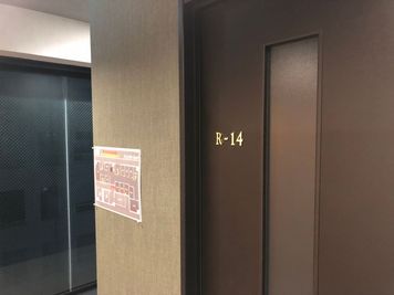 角部屋です - 神戸駅前コワーキングスペース Suki_ma（スキマ） 【R-14】 １名_女性でも安心の鍵付き完全個室_神戸駅前スキマの室内の写真