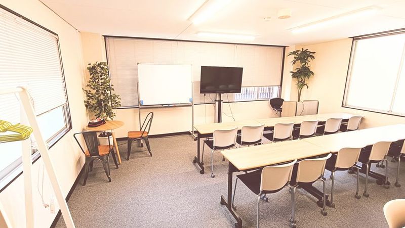 淀屋橋セミナーセンター 【最大17名(16席＋演台)70㎡】17人貸会議室4階401号室の室内の写真