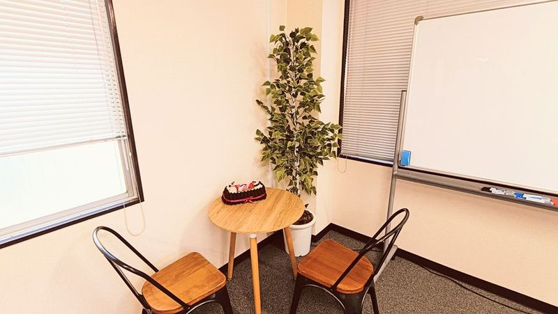 【最大17名(16席＋演台)70㎡】17人貸会議室4階401号室 - 淀屋橋セミナーセンター