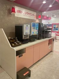 ドリンクバーもご利用いただけます。 - ジャンカラ琴似店 カラオケルーム（多目的レンタルスペース）3の室内の写真