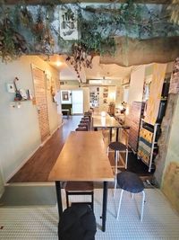 会食など食事用のテーブルが必要な場合のレイアウト例 - タロカリ タロカリ　カフェ丸ごとレンタルの室内の写真