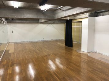 駒沢令劇STUDIO 稽古場　ダンススタジオの室内の写真