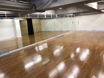 駒沢令劇STUDIO 稽古場　ダンススタジオの室内の写真