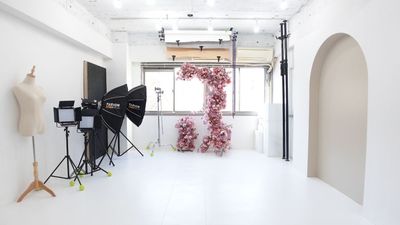 【恵比寿5分】２面採光｜白床＋白壁＋アーチ壁｜撮影機材＋背景紙無料｜【アパレル｜ポートレート｜物撮り 】 - サモスタ恵比寿