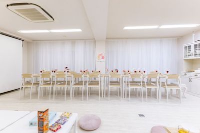 椅子でもフロアクッションでも両方可能 - Moffroom🧸«池袋店»🧸 MAX40名‼️巨大スクリーン大人数パーティー«池袋西口»の室内の写真
