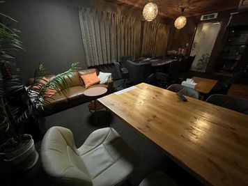 バリ風インテリアや本格ポーカーテーブルやシーシャ、カラオケ、ダーツのある パーティ向け空間 ボードゲーム  プロジェクター - FAMILYPOT 飯田橋店,飯田橋駅徒歩5分