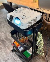 EPSON製の超短焦点ビジネスプロジェクタなので、昼間の明るい部屋でもよく見えます。短距離で100インチ大画面！（HDMIケーブル接続、スピーカー付き） - Meetig Space LUX秋葉原 New！秋葉原3分♪アルコール飲食OKの懇親会もできる会議室♪の室内の写真