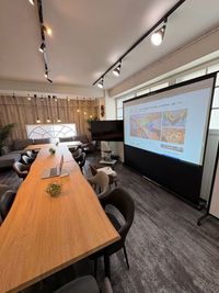 EPSON製の超短焦点ビジネスプロジェクタなので、昼間の明るい部屋でもよく見えます。短距離で100インチ大画面！ - Meetig Space LUX秋葉原 New！秋葉原3分♪アルコール飲食OKの懇親会もできる会議室♪の設備の写真
