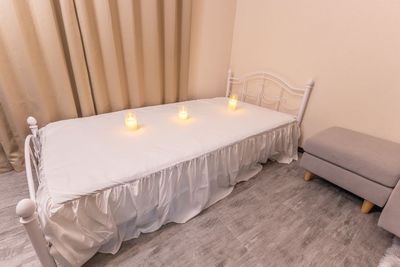 電池式のキャンドルライトで安全に雰囲気づくり - WellnessJR難波駅前1号_21の室内の写真