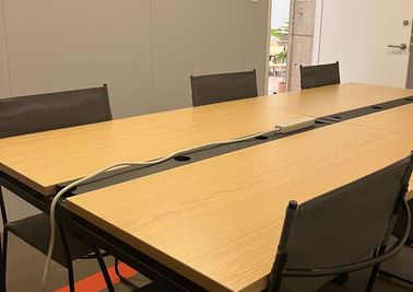 コワーキングスクエア金沢香林坊　会議室の室内の写真