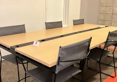 コワーキングスクエア金沢香林坊　会議室の室内の写真