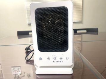 小型セラミックヒーター（足元の冷えなどに活用下さい）冬のみの導入です。 - 上六サイドビル2階（レンタルスペースみらい） レンタルスペース、貸し会議室の設備の写真