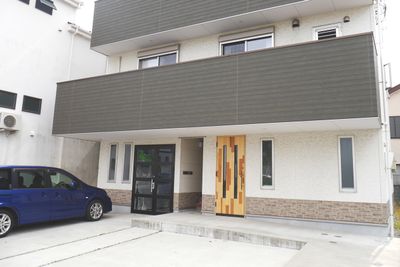 １階右側、木のドアが入り口
スロープ完備、目の前に駐車できます
自転車、ベビーカーも置けます - レンタルスペース『コロポックル』 【定期利用限定】レンタルスペースの外観の写真