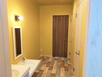 トイレは黄色の壁紙♪個室が二つあります - レンタルスペース『コロポックル』 ピアノのあるレンタルスペースの設備の写真
